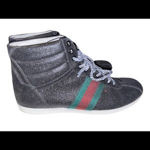 Nearly brand new Gucci shoes comes with box